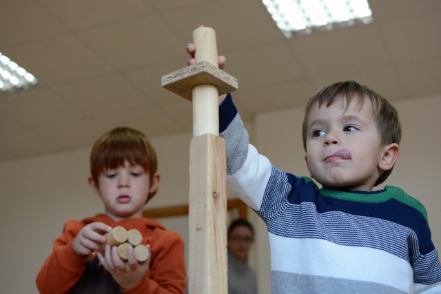 Dos niños de EMPI construyendo con bloques de madera