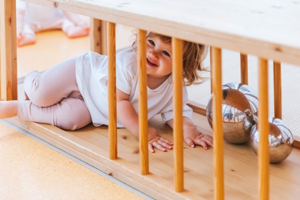 La importancia del movimiento libre y los cuidados en la primera infancia