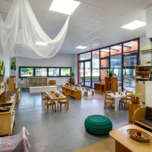 Vista del aula de dos años en la Escuela Infantil EMPI en Murcia, un espacio acogedor y estimulante para el aprendizaje temprano. Aulas de 2 años en los colegios