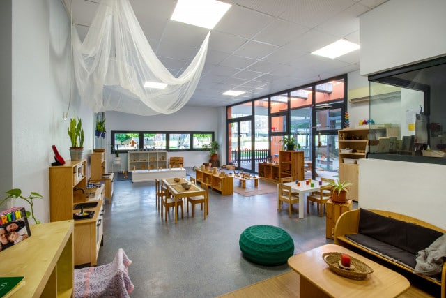 Vista del aula de dos años en la Escuela Infantil EMPI en Murcia, un espacio acogedor y estimulante para el aprendizaje temprano.