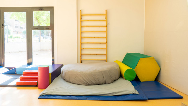 Interior de la Sala de Psicomotricidad de la Escuela Infantil EMPI en Murcia, un espacio acogedor y estimulante diseñado para el desarrollo integral de los niños, lleno de colores vibrantes y materiales educativos.