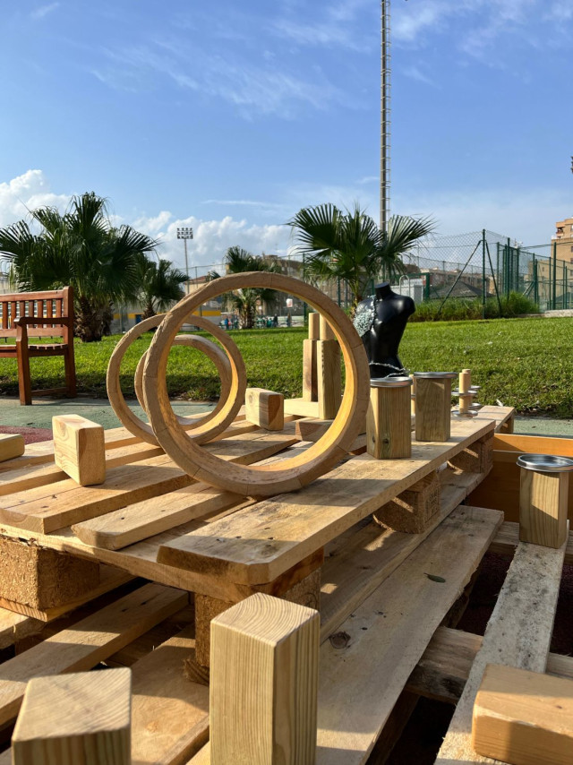 Niños explorando materiales de madera al aire libre en Circúbica, fomentando la creatividad y la conexión con la naturaleza.