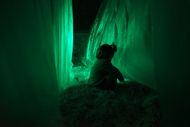 Niños jugando en una instalación de luces y sombras en Circúbica, sumergiéndose en un mundo de imaginación y diversión.