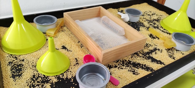 Una mesa de experimentación en Circúbica, repleta de materiales no estructurados y rescatados, lista para fomentar la creatividad y el aprendizaje.