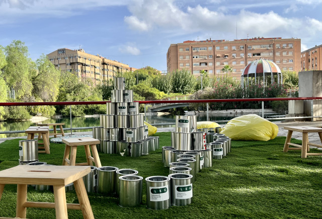 Instalación al aire libre en Circúbica con materiales no estructurados, diseñada para fomentar el juego creativo y la exploración en un entorno natural.