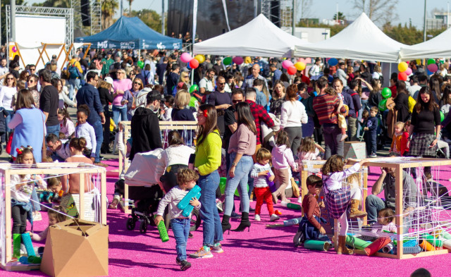 Esta encantadora imagen captura la alegría y la emoción de un evento organizado por Circúbica, donde múltiples familias se unen para compartir momentos especiales y participar en actividades creativas. Desde juegos con materiales no estructurados hasta actividades al aire libre, el evento ofrece una experiencia única llena de risas y vínculos familiares.