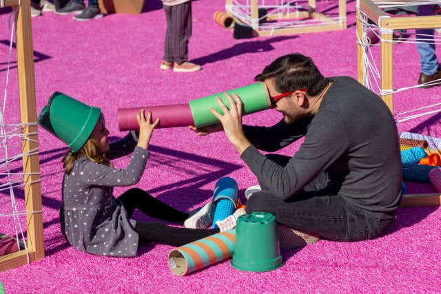 Padre e hijo jugando con materiales no estructurados en Circúbica, fomentando la creatividad y el aprendizaje sostenible.