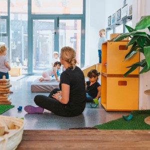 El juego en educación infantil. Educadora observando a niños en el aula