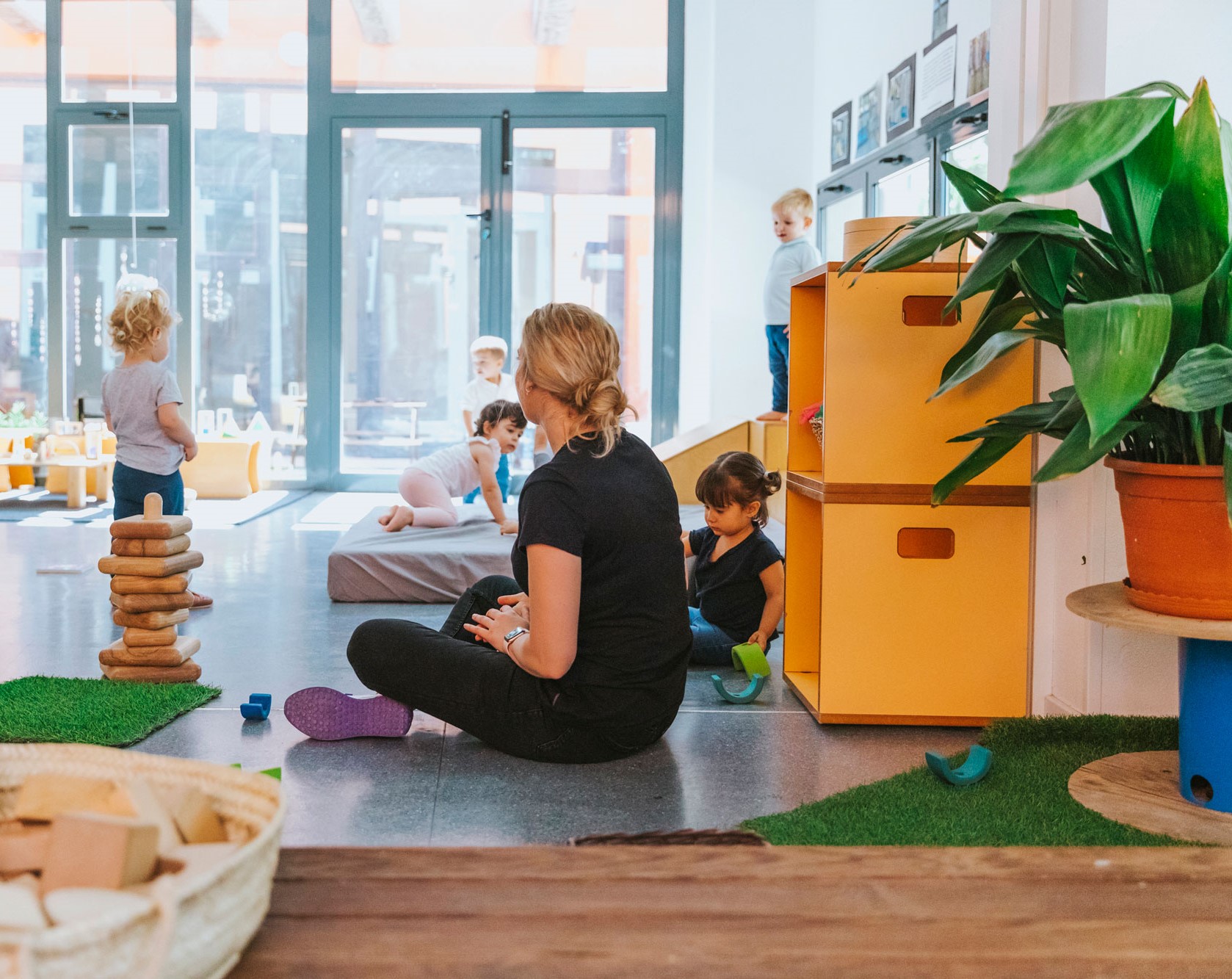 El juego en educación infantil. Educadora observando a niños en el aula